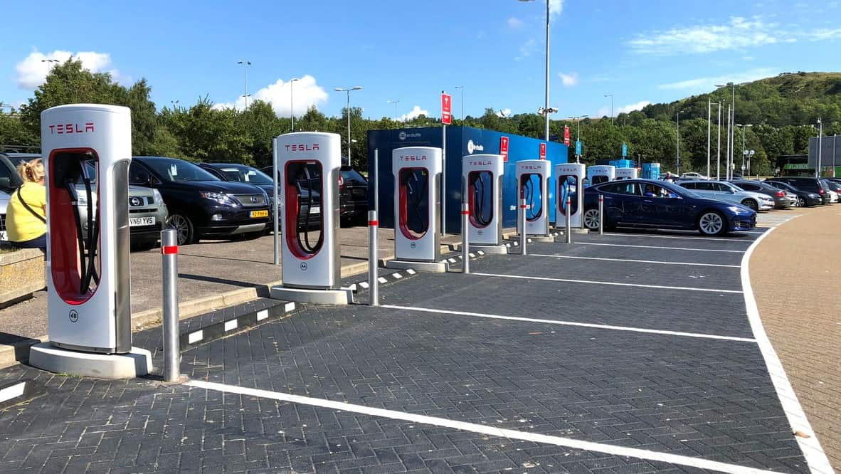 Recharge pour tous : Tesla ouvre 16 superchargeurs en France - WAAT : Votre  opérateur de bornes de recharge pour véhicules électriques